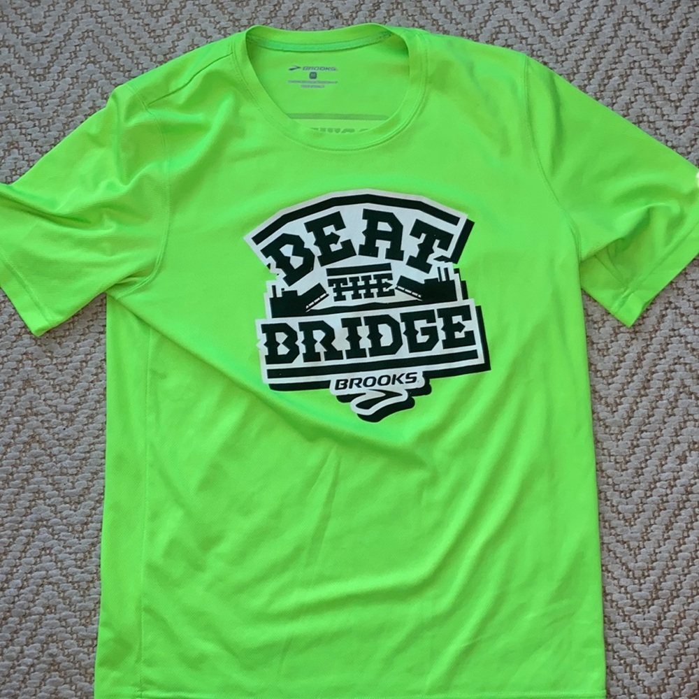 Brooks Beat The Bridge Running T shirt. Mens Medium.